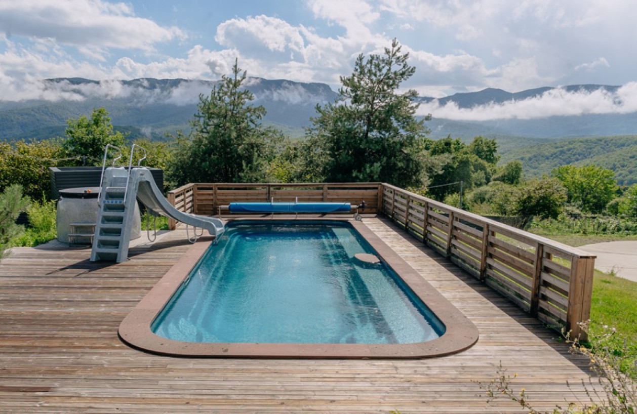 Модель:  Ривьера
Размер:  Длина: 12 м. Ширина: 4,4 м. Глубина: 1,55-1,84 м. Объем: 56 м³
Цвет:  Кассис